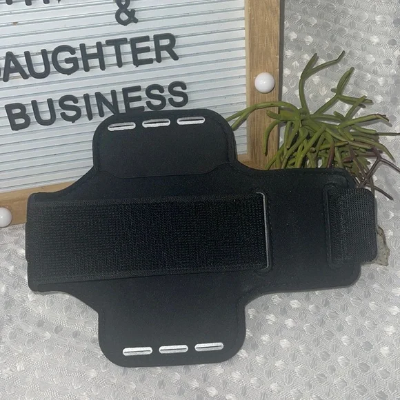 Tribe Iphone reflective sports armband NWOT. - Picture 2 of 2